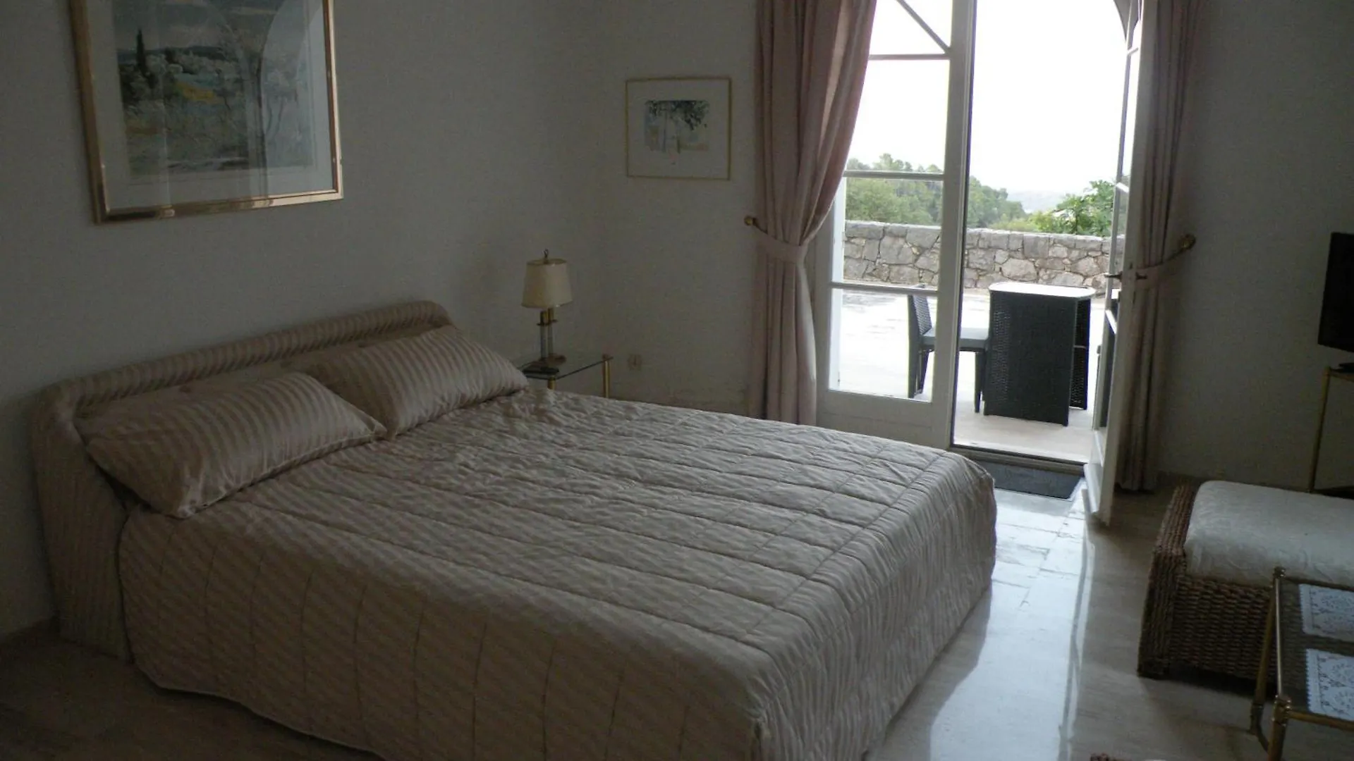 Chambre Luxueuse Au Calme Avec Vue Panoramique Sur La Baie De Cannes Et L Esterel Immense Piscine Hotel Frejus France